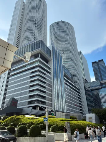 都会の円筒が並ぶ風景