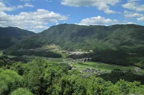 緑深き谷に架かるアーチ橋