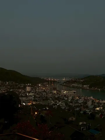 静寂に灯る港町の夜景