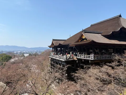 天空の舞台から見下ろす古都の眺め