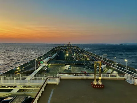 光の道、海を渡る旅路