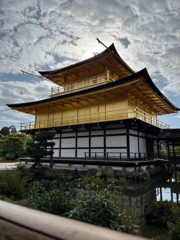 光を浴びる金色の塔