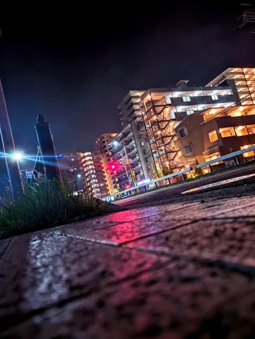 夜景に照らされる石畳の道