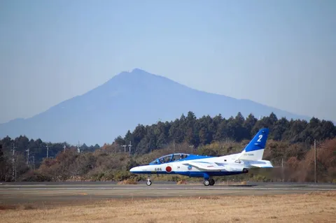 筑波山と青い飛行機