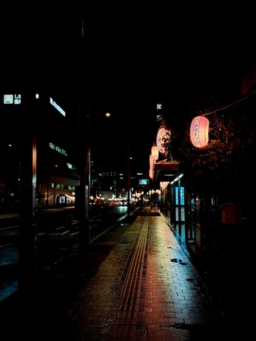 雨上がりの夜、提灯が灯る街並み
