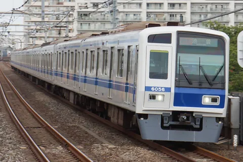 青いラインが走る朝