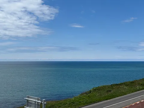 海と空と、どこまでも続く道