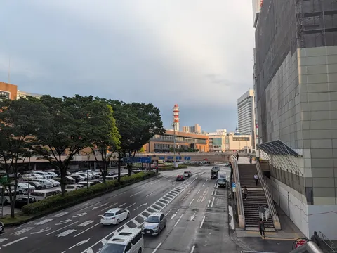 都会の緑と空のグラデーション