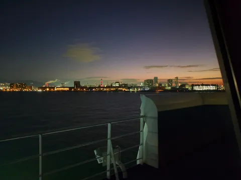 船上から眺める、港町の黄昏時
