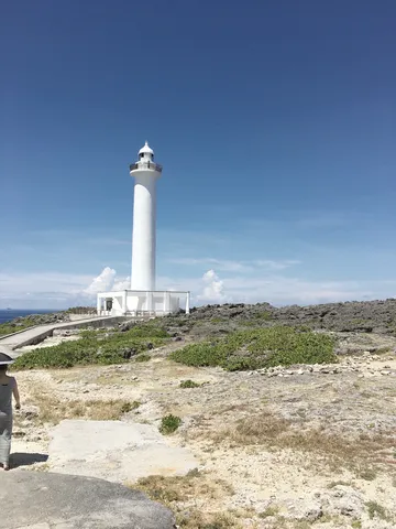 青い空と白い灯台のコントラスト