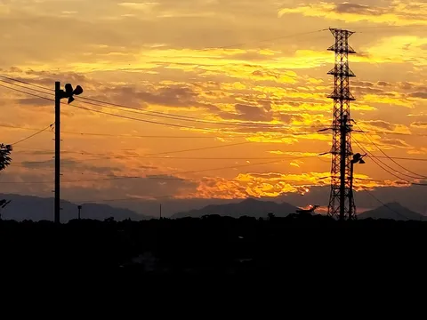 夕焼けにそびえる電塔
