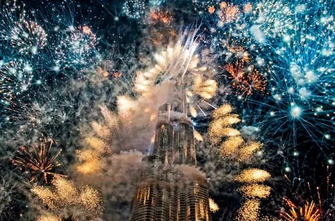 摩天楼を包む祝祭の煌めき