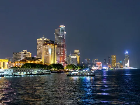 夜景の船旅、都会の光に乾杯
