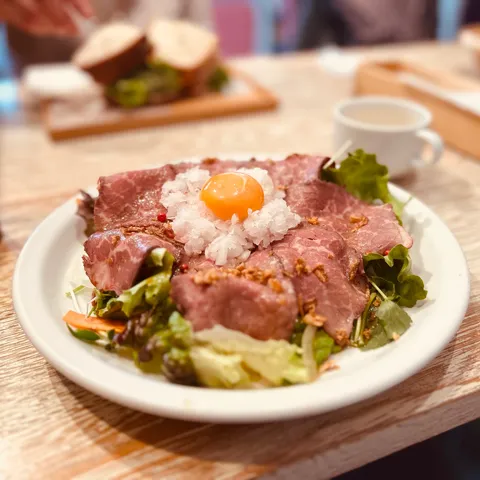 とろ〜り卵黄とローストビーフ
