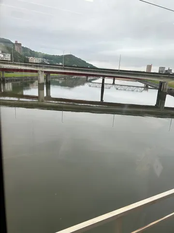 雨上がりの静かな水面と橋