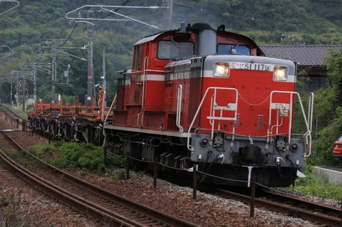 山間の鉄路を走る赤い機関車
