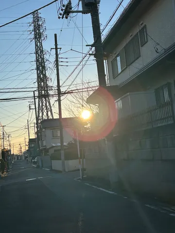 電線越しの陽光と路地