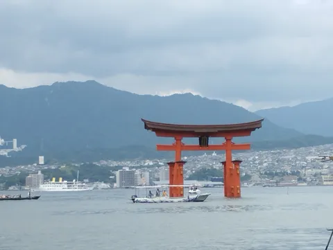 水上の鳥居、雨雲の下の静寂