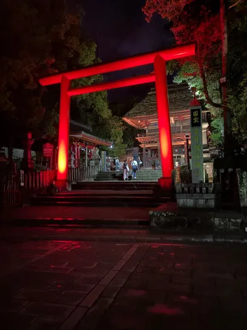 夜の幻想、赤き鳥居と古刹