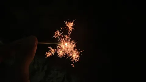 暗闇に輝く手持ち花火
