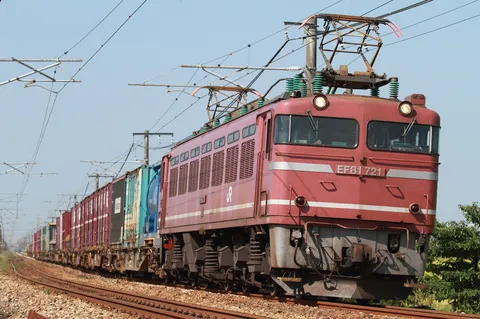 赤い機関車の長い貨物列車