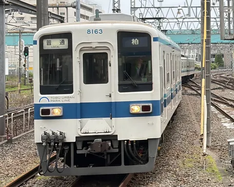 白い車体が映える、鉄道風景