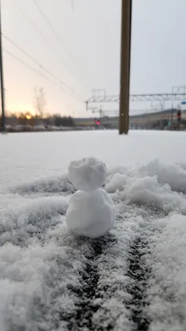 レール沿いの小さな雪だるま