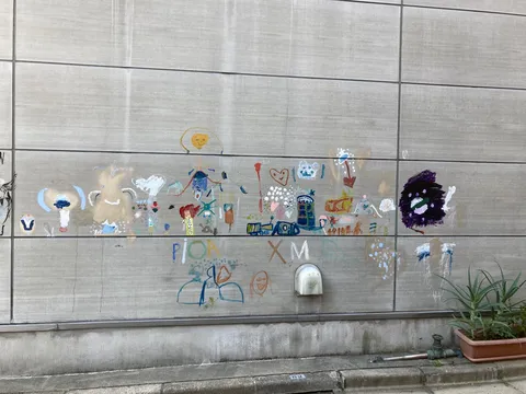 壁に描かれた子供たちの夢