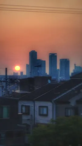 茜空とビルの夕焼けシルエット