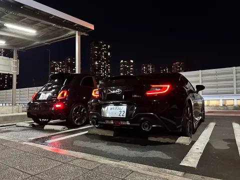 輝くテールライトと夜のビル群