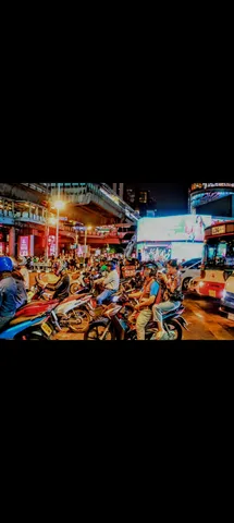 夜の交差点、バイクの群れ