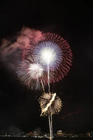 夜空に咲く花火の余韻