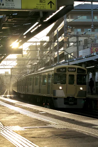 差し込む光が美しい駅の情景