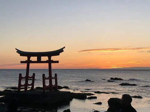 夕焼けに染まる海の鳥居