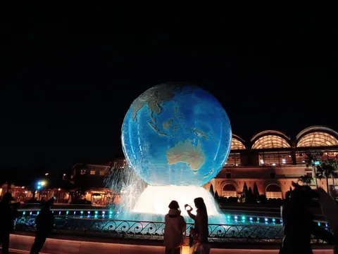 幻想的な地球儀の夜景