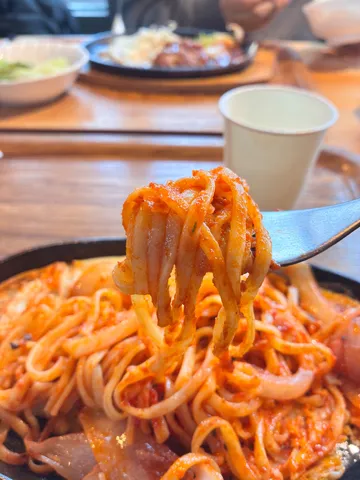 フォークが誘う、熱々パスタ