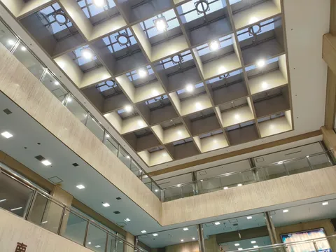 幾何学的な光と影のシンフォニー
