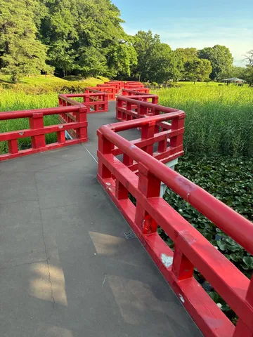 新緑に映える朱色の回廊