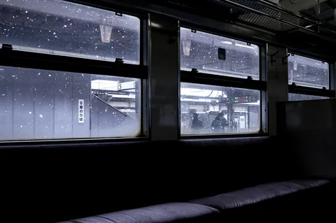 窓越しの雪景色、旅情を誘う停車場
