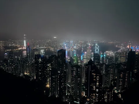 夜霧に輝く摩天楼の街