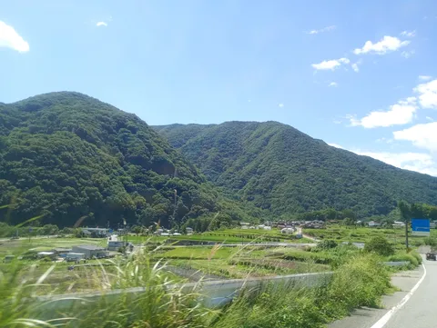 山と田園の静かな広がり