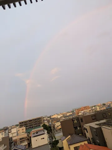 雨上がりの街と、虹のアーチ