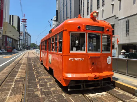 街を彩るオレンジの路面電車