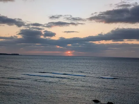 沈みゆく太陽、静かな波