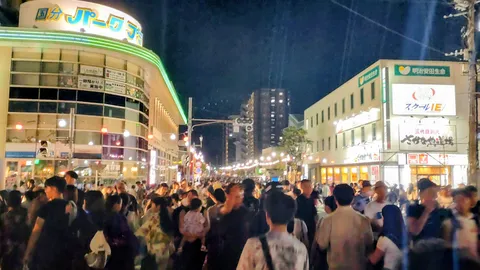 賑わう夜の街、光と人の祭典