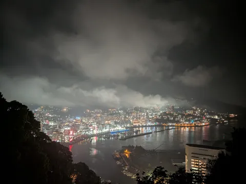 雲と光が織りなす街の夜