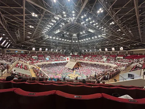 熱気渦巻く土俵に架かる聖なる屋根