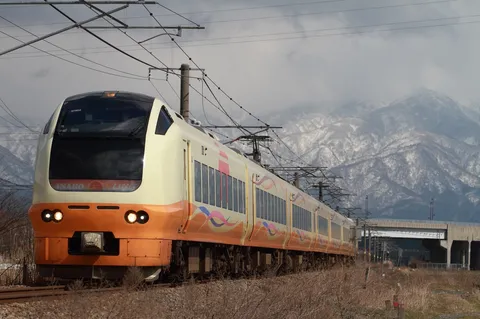 雪山を背景に駆ける特急列車