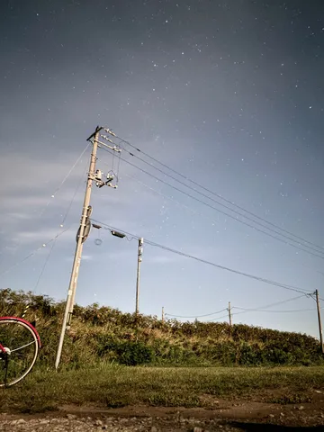 星降る夜の道、電柱と自転車