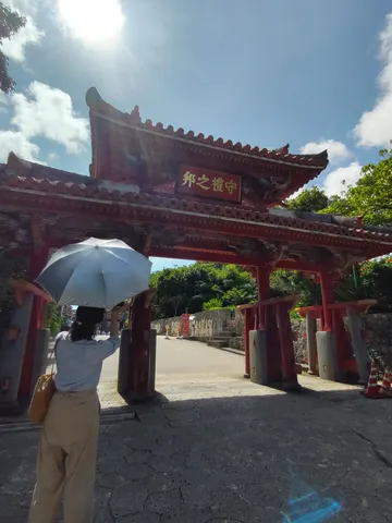 日差しに映える赤い門